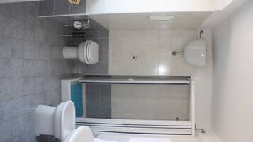 Een douche, een haardroger, een bidet, handdoeken