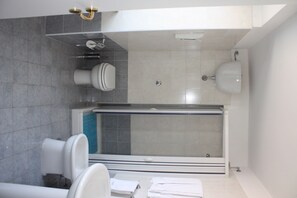 Shower, hair dryer, bidet, towels - Sant'Agostino Guest Rooms (Paola)