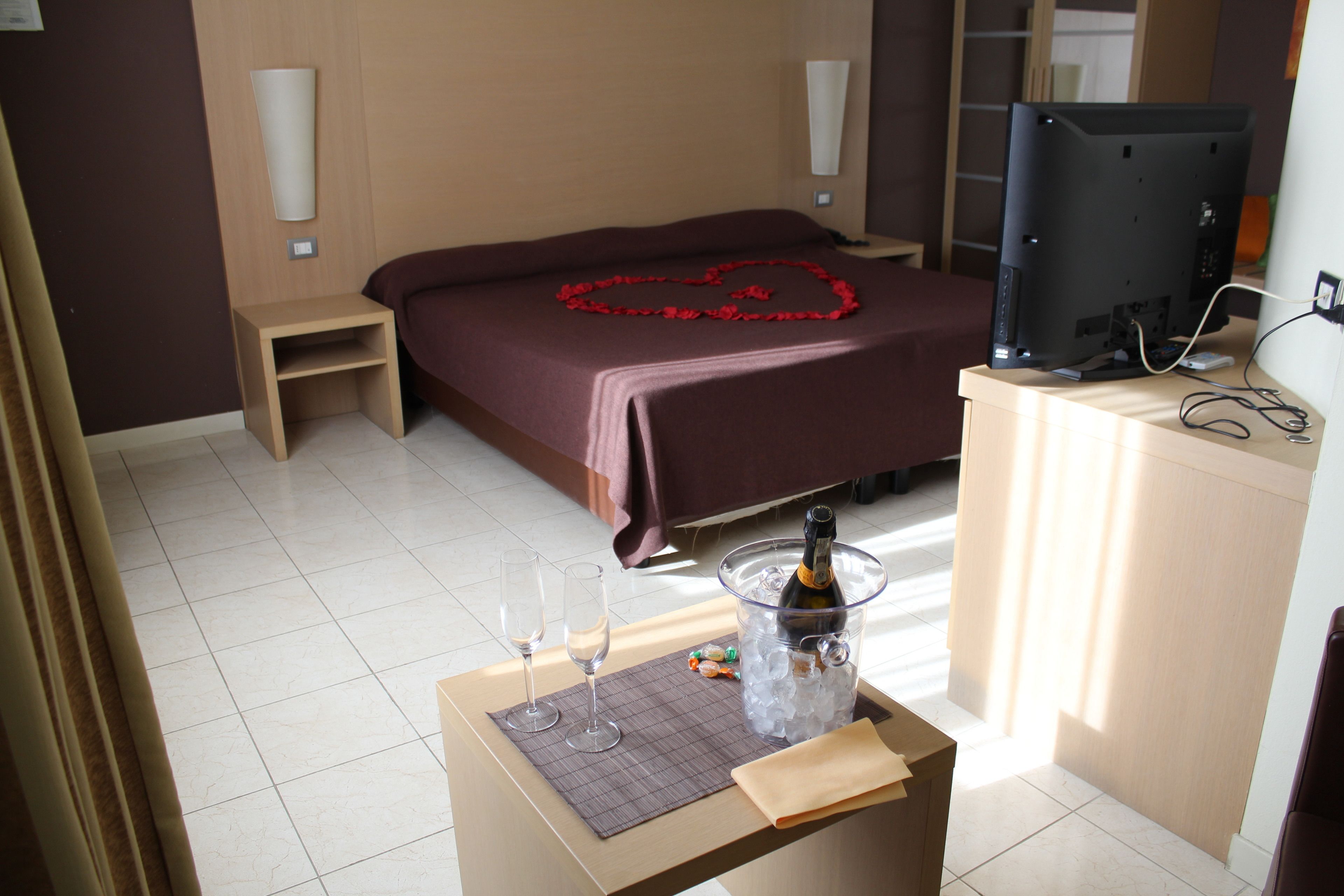 Minibar, caja de seguridad en la habitación y escritorio 