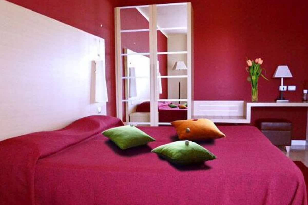 Una habitación con una cama, un escritorio y una silla.