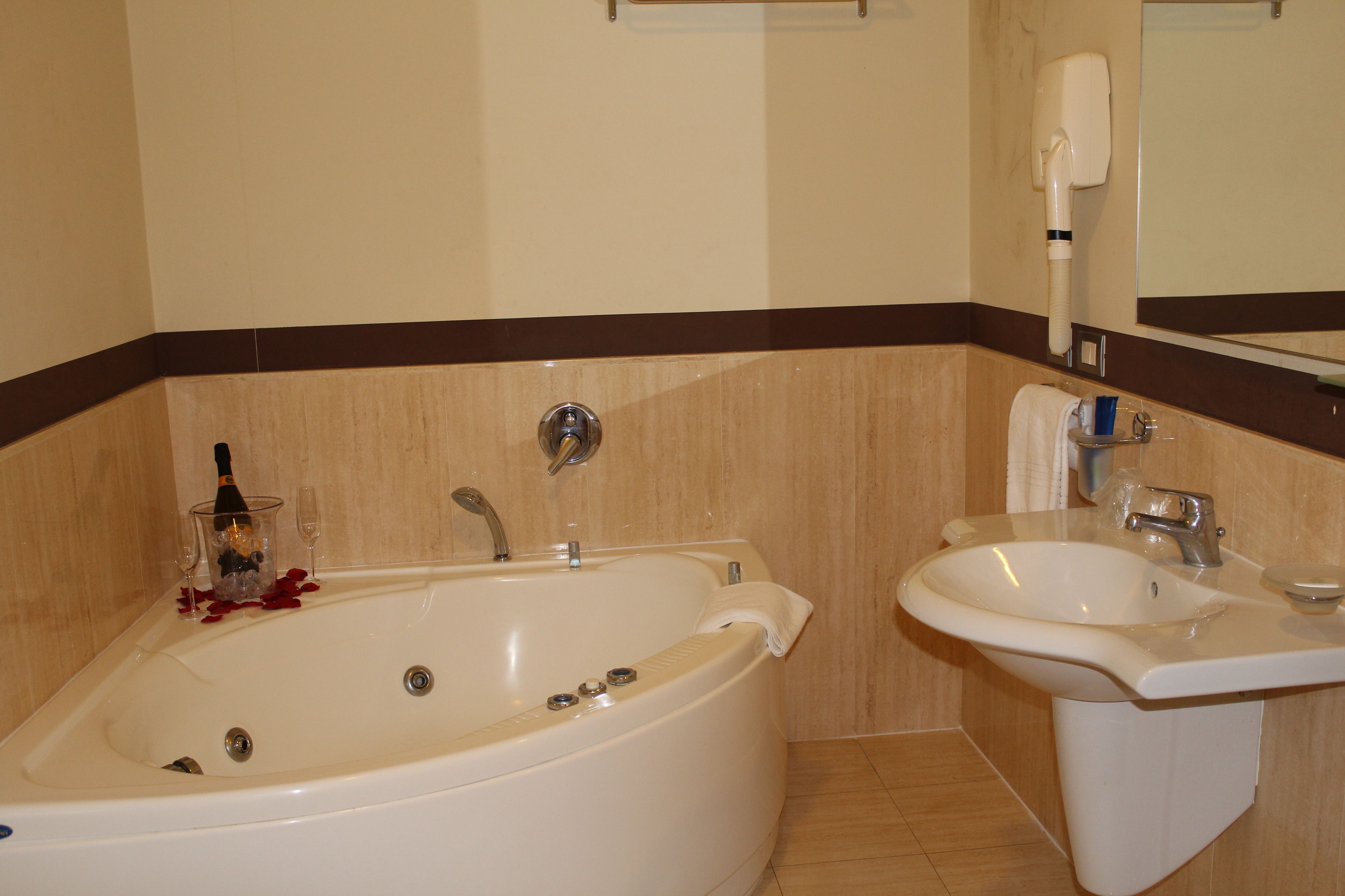 superior double room, 1 double bed, jetted tub | jetted bathtub