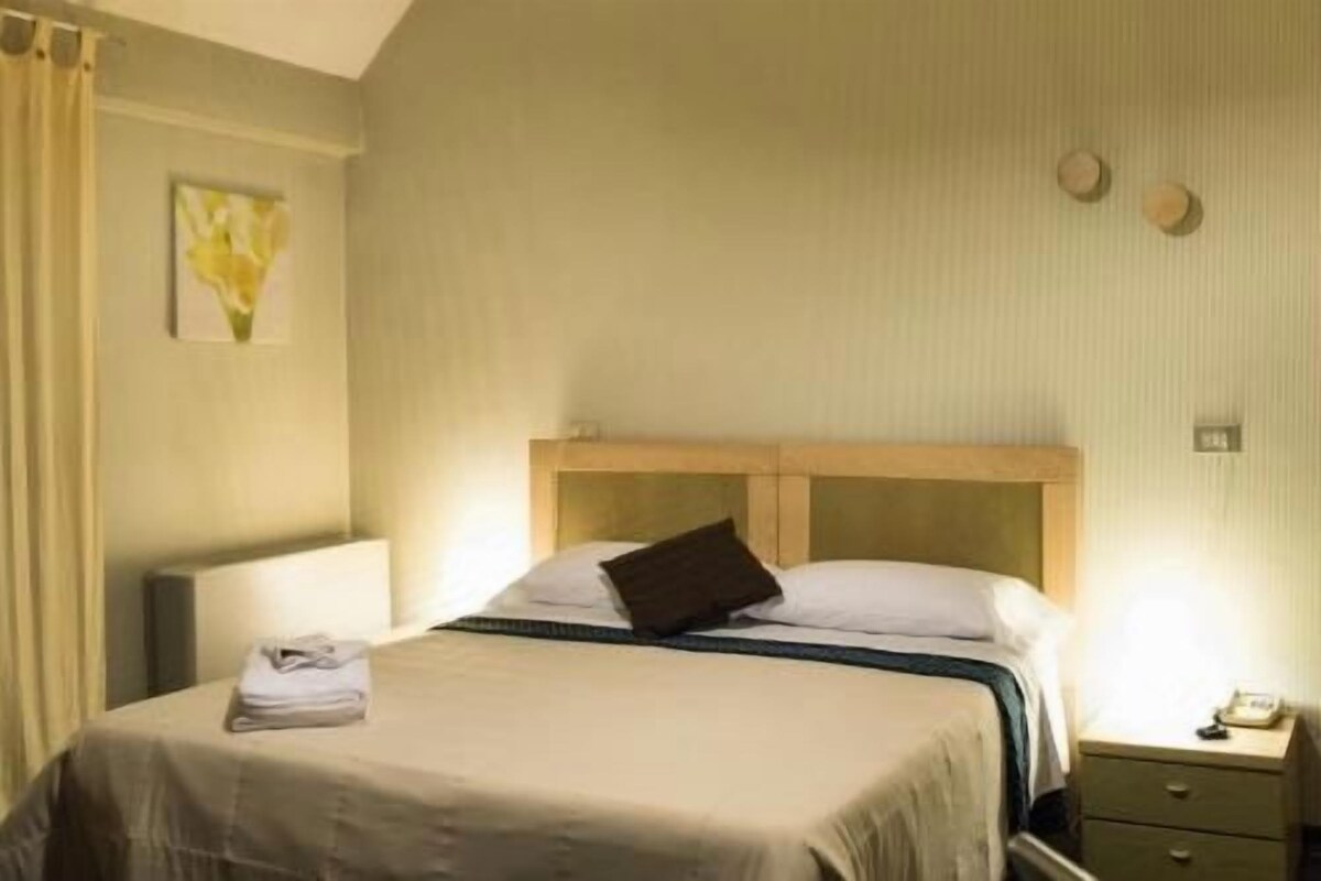 In-room safe, desk, WiFi (free)
