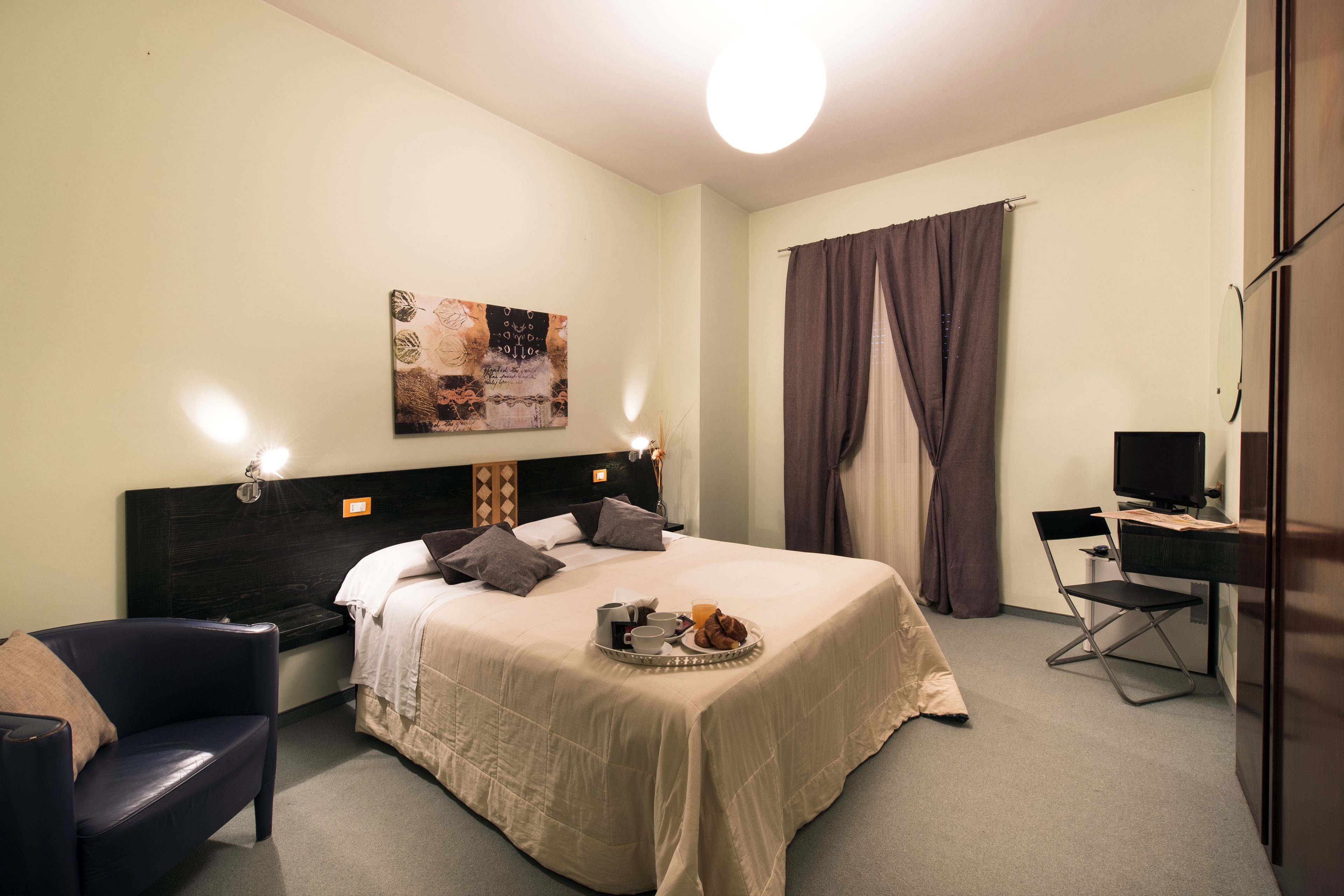 In-room safe, desk, free WiFi