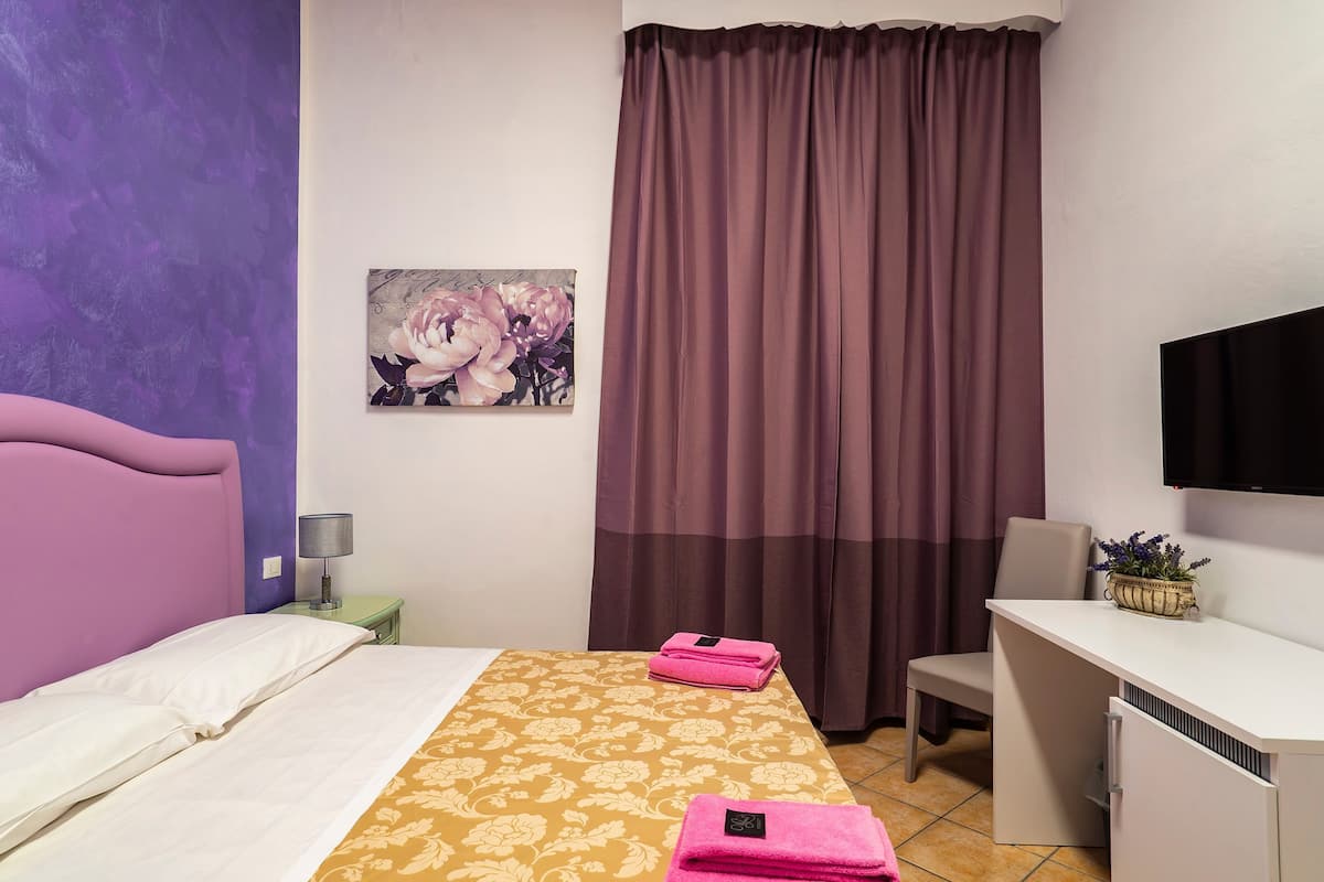 Classic Double Room | 1 bilik tidur, bar mini, meja, ruang kerja komputer riba