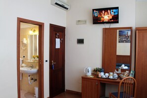 Chambre Double | Bureau, lits pliants/supplémentaires, Wi-Fi gratuit, draps fournis