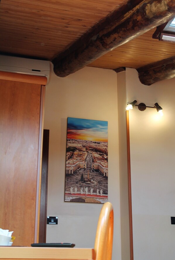 Chambre Quadruple | Bureau, lits pliants/supplémentaires, Wi-Fi gratuit, draps fournis