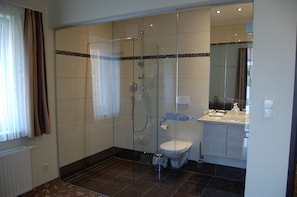 Single Room in Annex | Bathroom | Hair dryer, towels, soap, shampoo