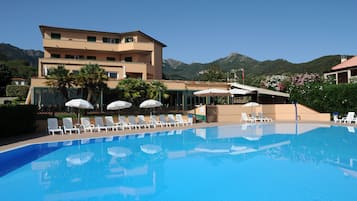 Outdoor pool, pool loungers