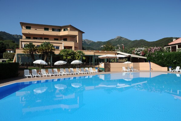 Piscina a l'aire lliure i gandules 