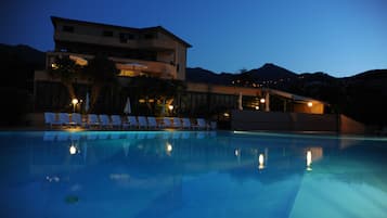 Alberca al aire libre y camastros
