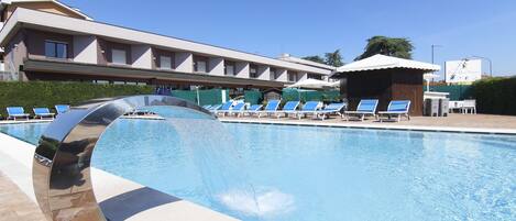 Piscine extérieure (ouverte en saison), chaises longues