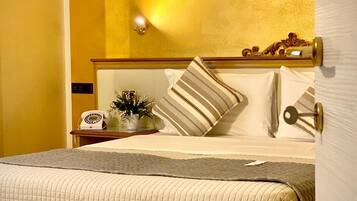 Chambre Classique Double ou avec lits jumeaux, 1 grand lit | Literie hypoallergénique, couette en duvet d'oie, surmatelas, minibar