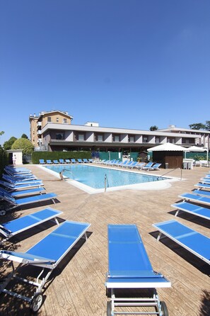 Seasonal outdoor pool, open 10:00 AM to 7:00 PM, sun loungers - Piccolo Hotel Nogara (Nogara)