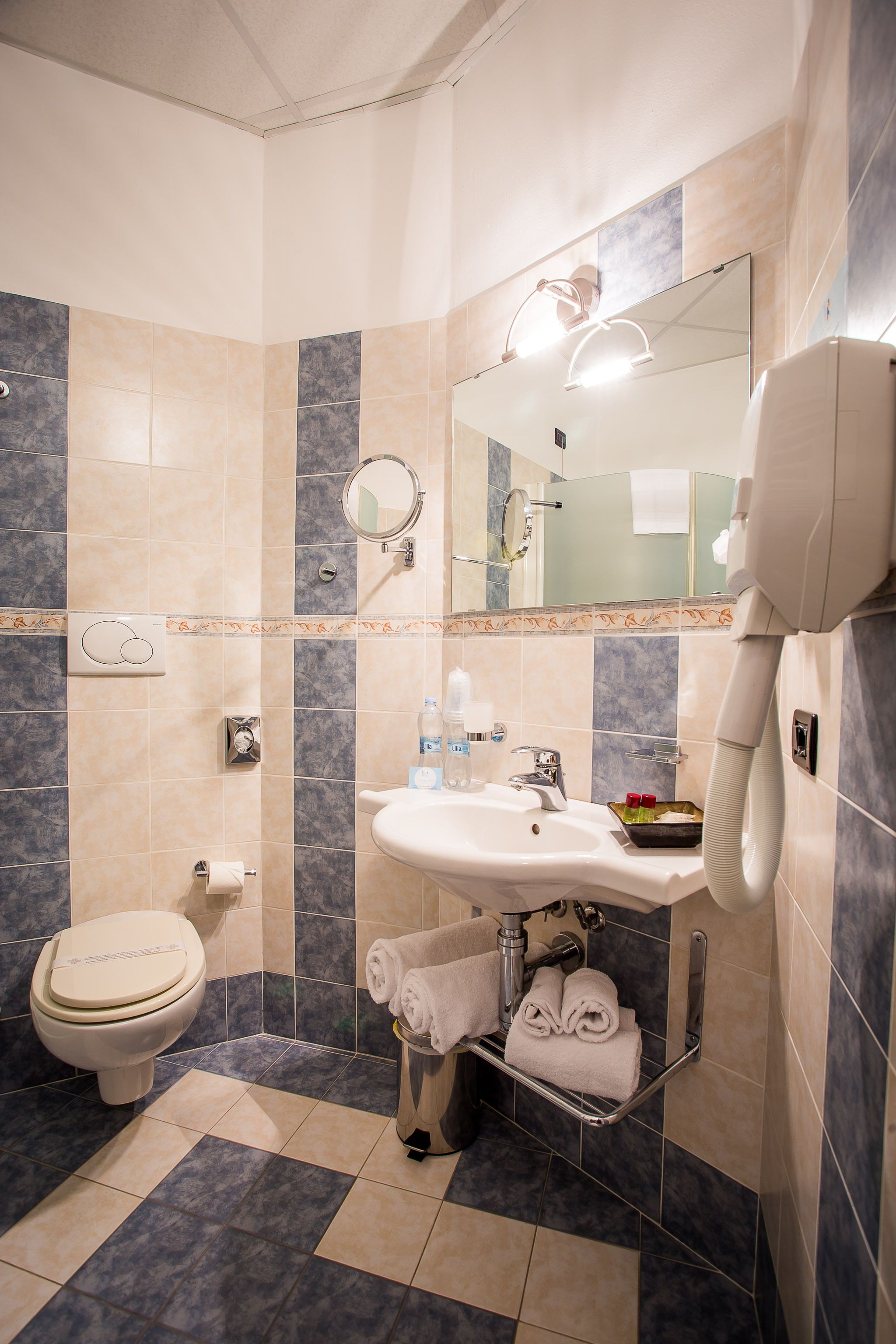 deluxe double or twin room | bathroom | shower, rainfall showerhead, free toiletries, hair dryer