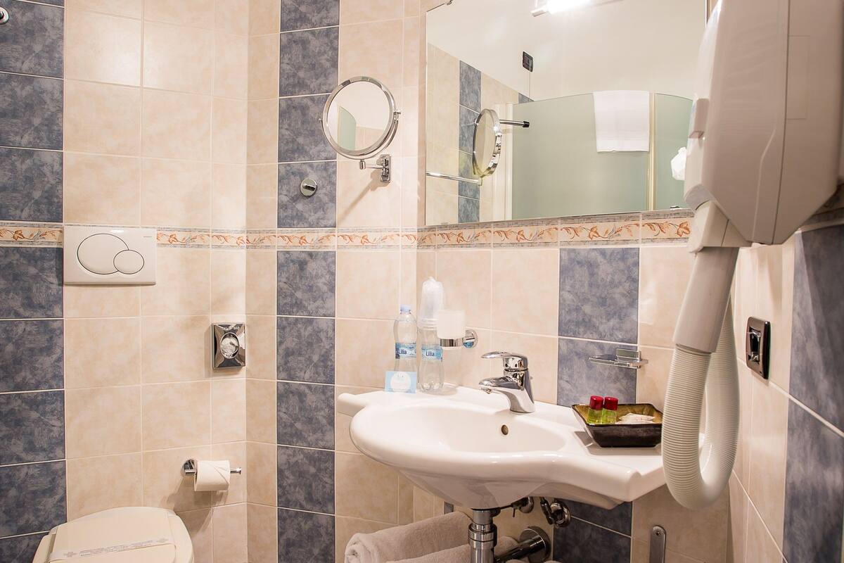deluxe double or twin room | bathroom | shower, rainfall showerhead, free toiletries, hair dryer