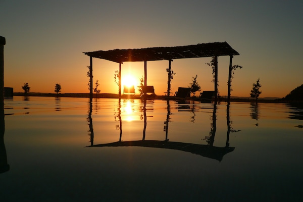 Utendørsbasseng og solsenger