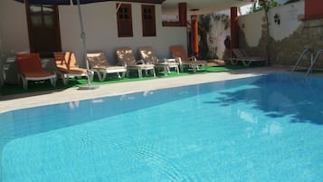 Piscine extérieure (ouverte en saison), parasols de plage
