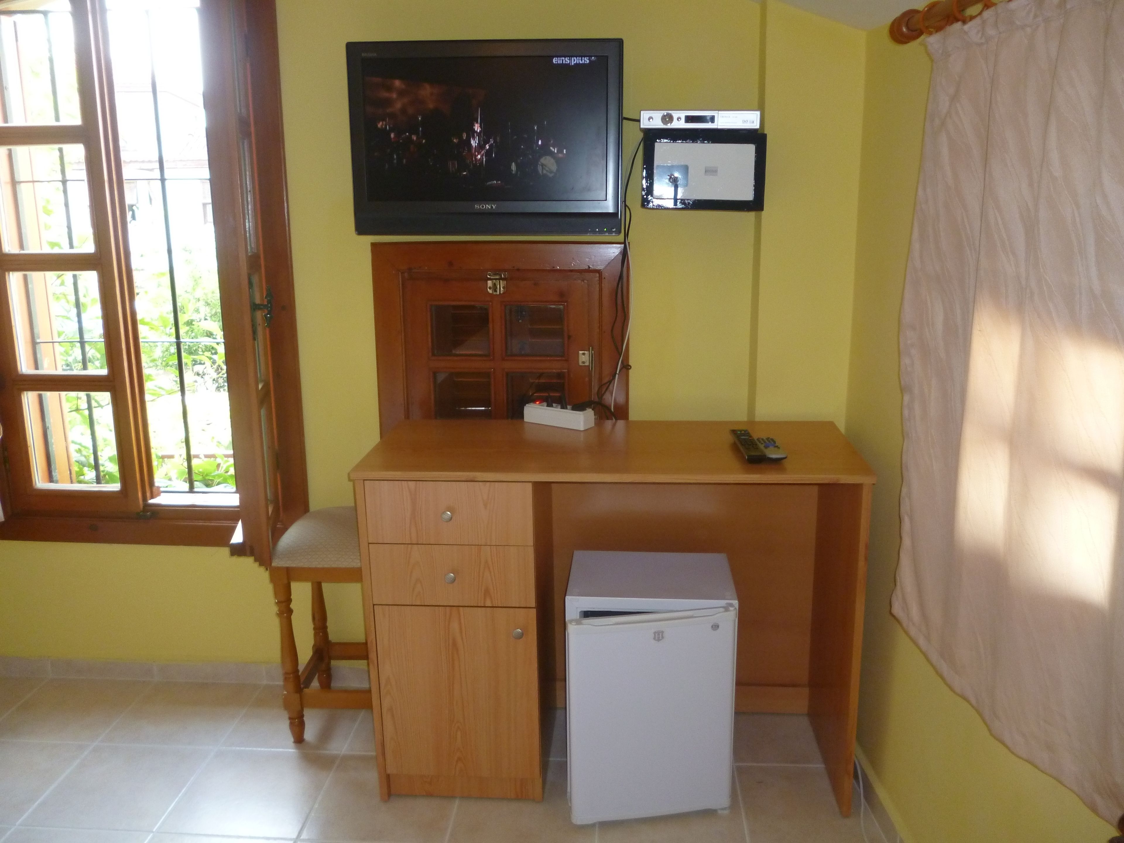 standard triple room | room amenity