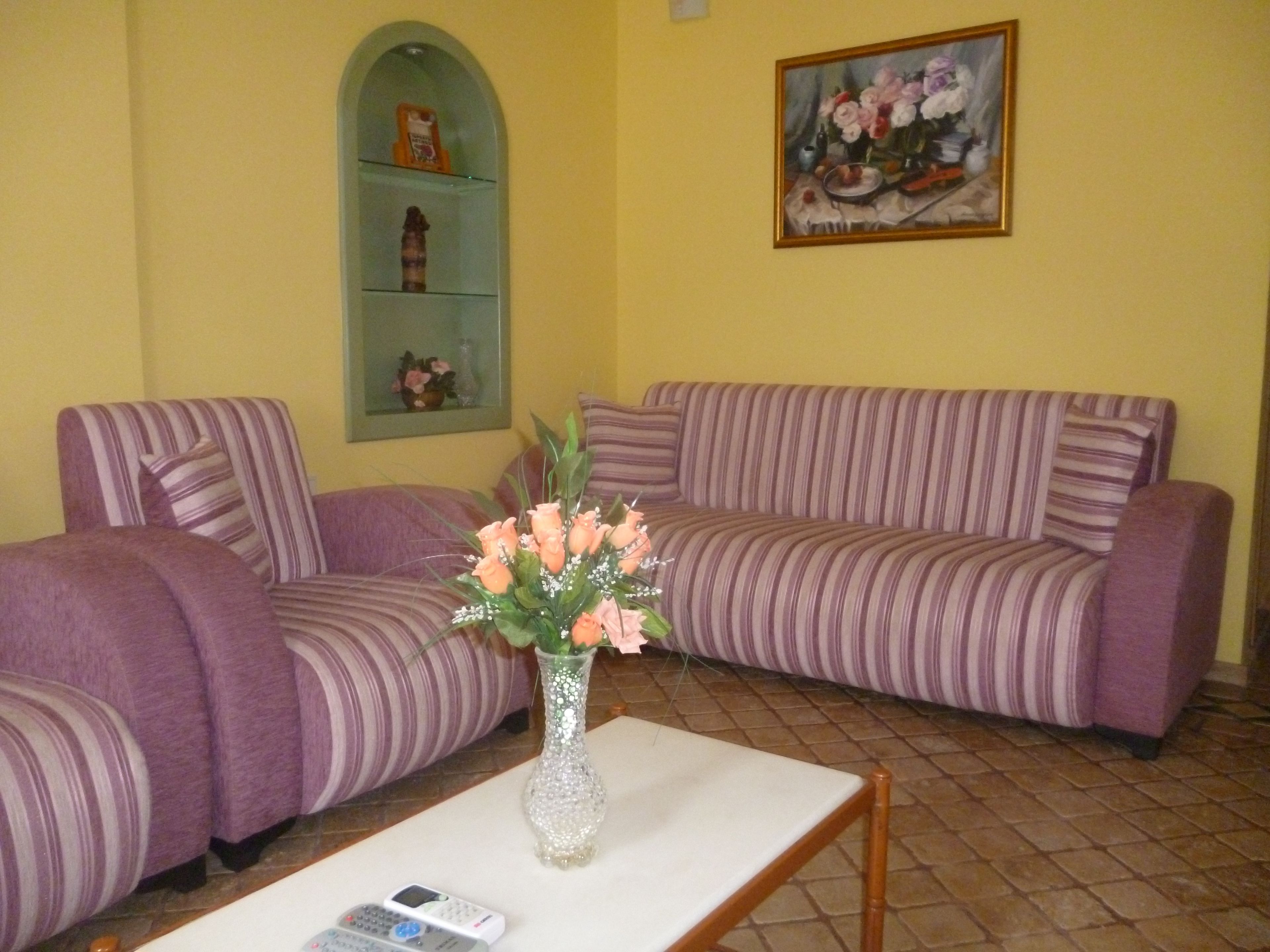 standard condo | living area | flat-screen tv, books