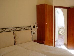 Double Room or Twin Room | Decoración individual, mobiliario individual, escritorio