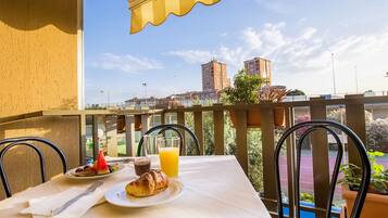 Tägliches Frühstücksbuffet (8 EUR pro Person)