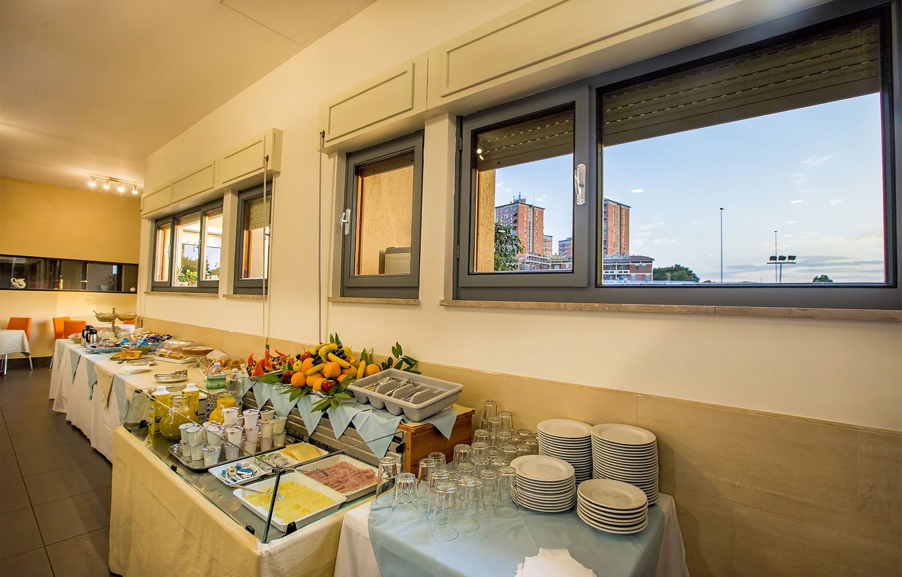 Se ofrece un desayuno bufé (8 EUR por persona)