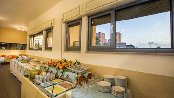 Se ofrece un desayuno bufé (8 EUR por persona)