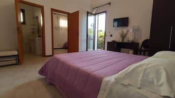 Minibar, decoración personalizada y escritorio