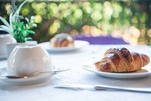 بوفيه فطور مجانًا يوميًا