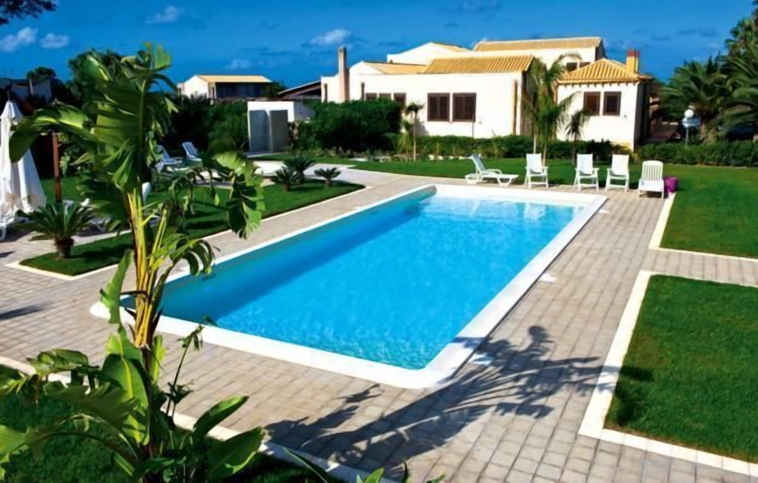 حمّام سباحة خارجي، كبائن مجانية، مظلات على حمّام السباحة