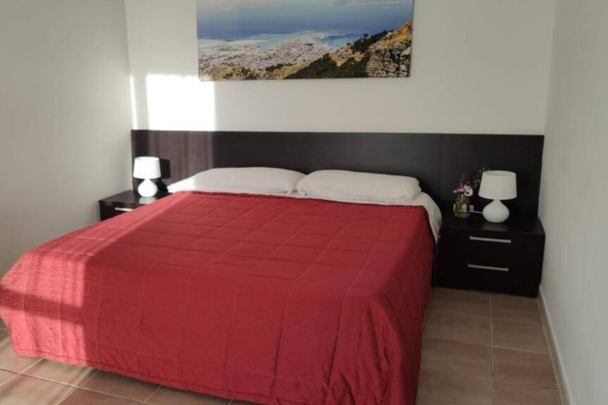 Una camera da letto con un letto grande, due comodini e un tavolino.