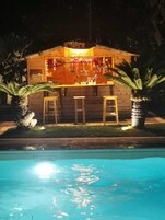 Una piscina al aire libre, camas de piscina gratis, sombrillas