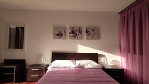 Habitación triple | Minibar, decoración personalizada, escritorio y insonorización