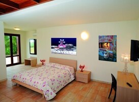 Minibar, decoración personalizada y escritorio 