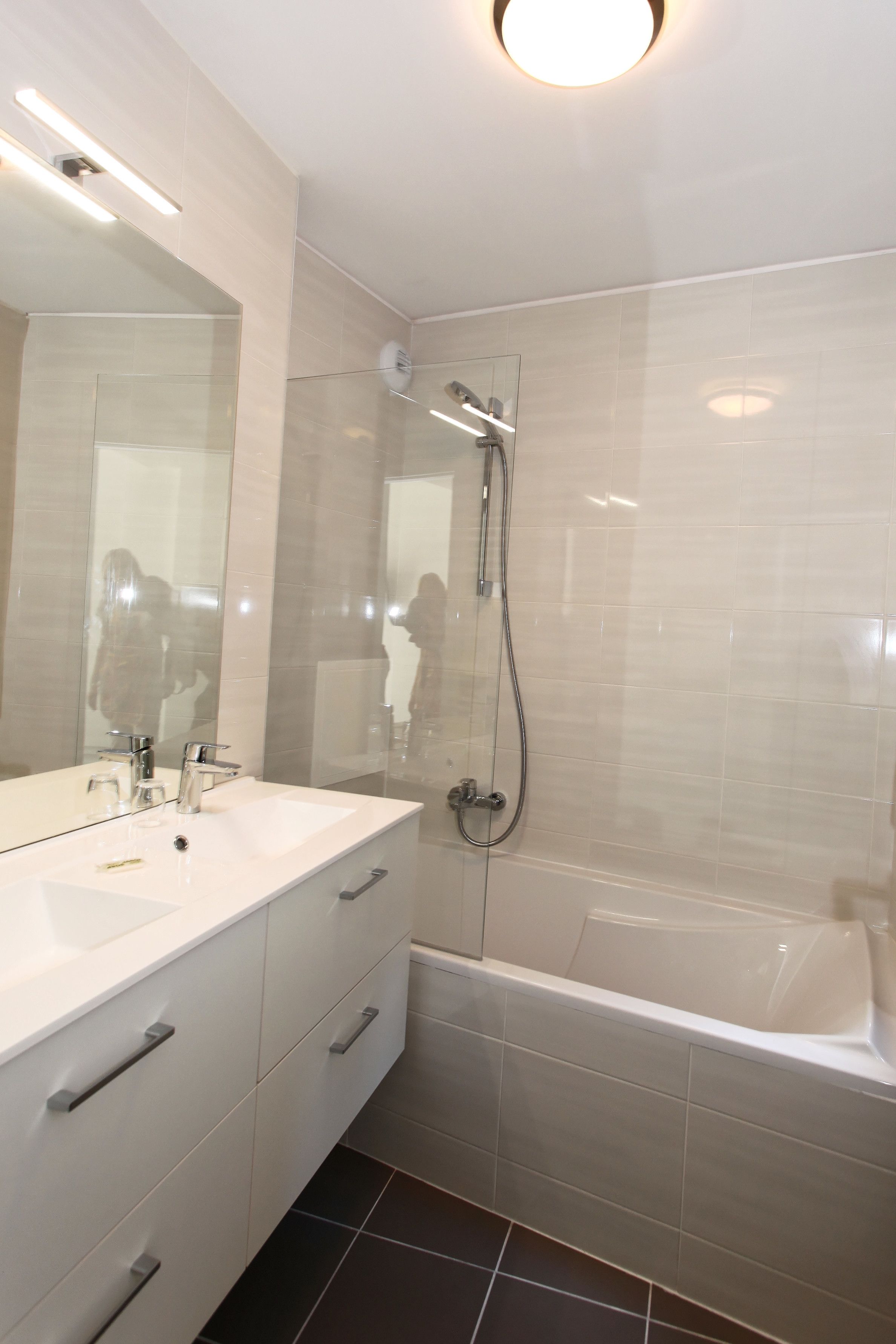 superior triple room | bathroom | combined shower/bathtub, free toiletries, hair dryer, towels