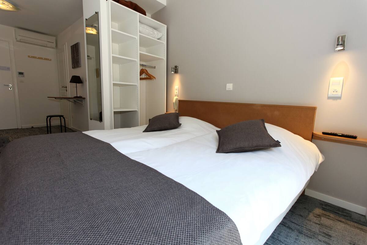 Hypo-allergenic bedding available, desk, soundproofing