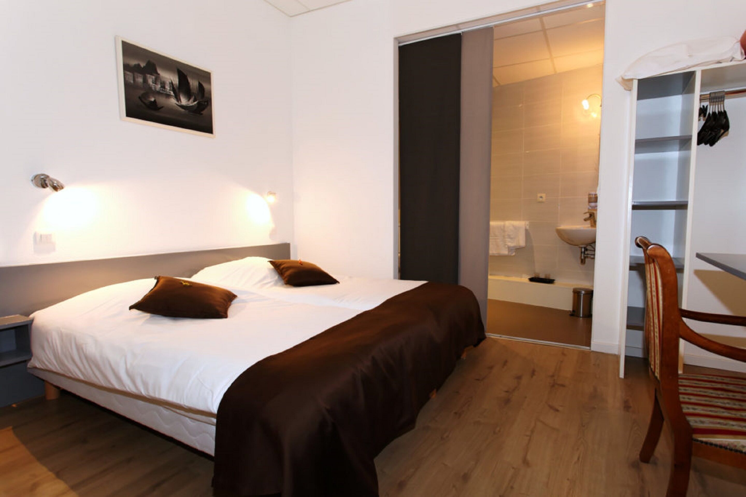 standard twin room, 2 single beds | 1 bedroom, hypo-allergenic bedding, desk, soundproofing