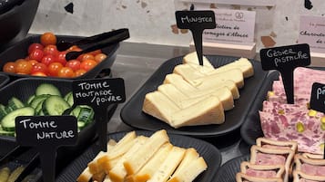 Petit déjeuner buffet servi tous les jours en supplément