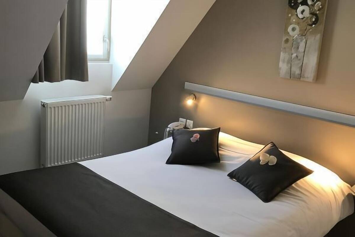 Hypo-allergenic bedding available, desk, soundproofing