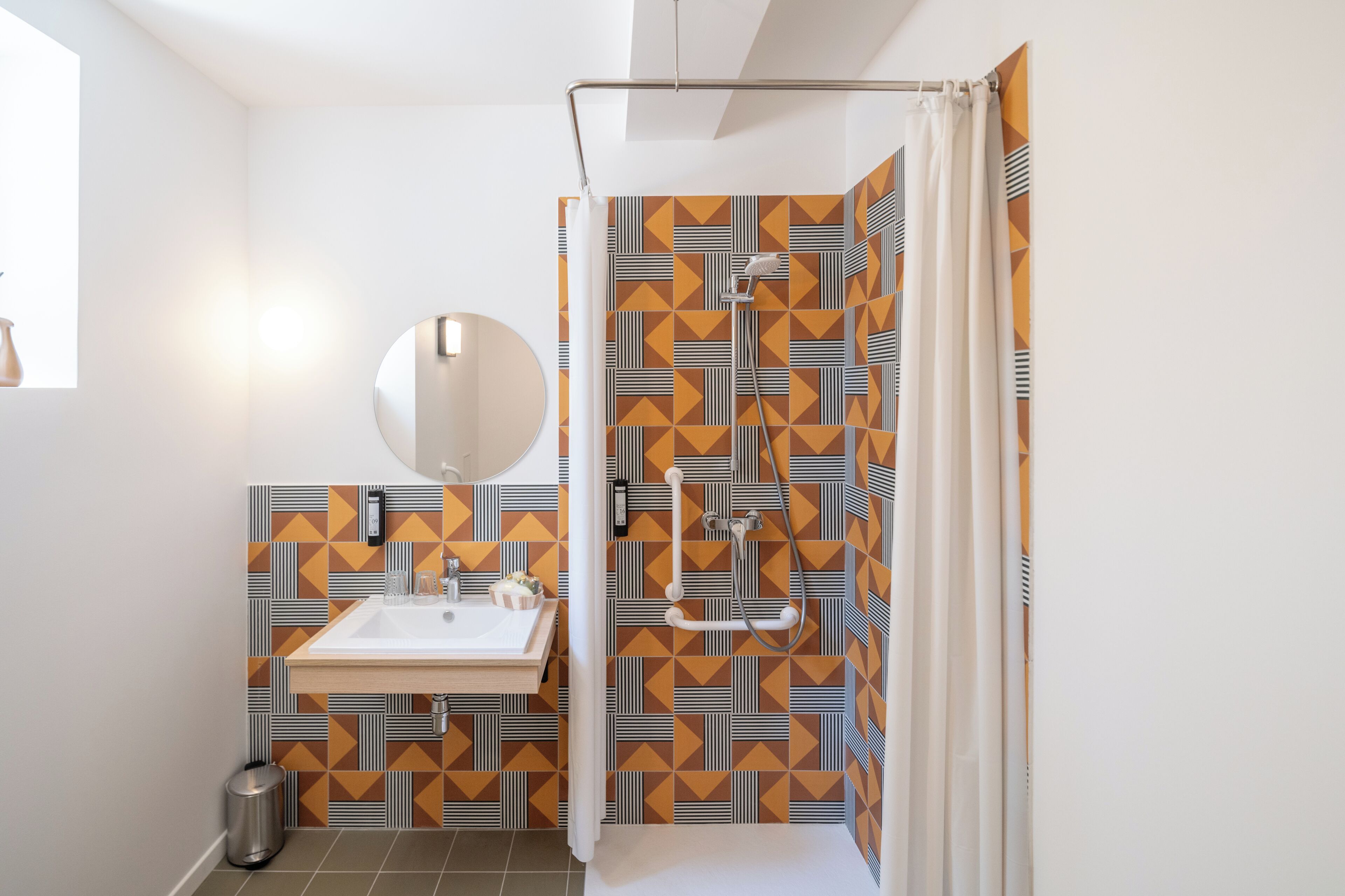 combined shower/bathtub, free toiletries, hair dryer, towels