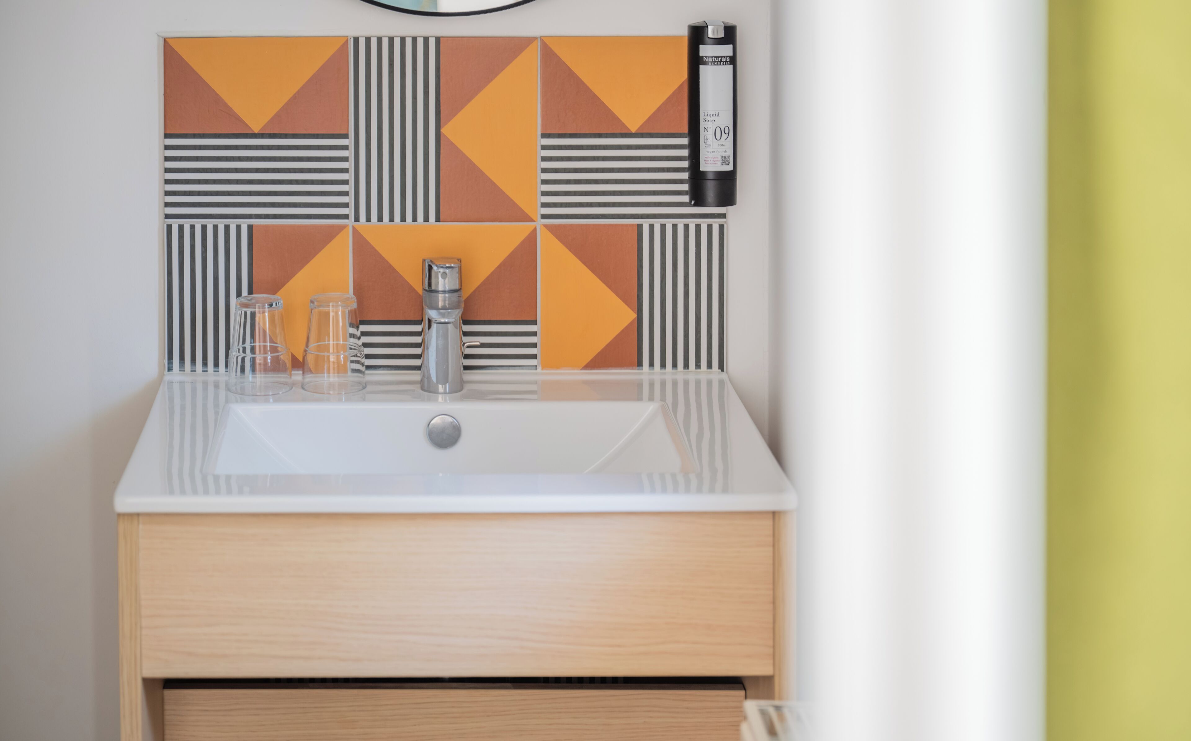 city apartment, 1 bedroom, non smoking, air conditioning | bathroom | combined shower/bathtub, free toiletries, hair dryer, towels