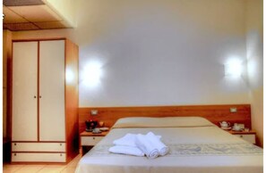 Minibar, coffres-forts dans les chambres, bureau, Wi-Fi gratuit