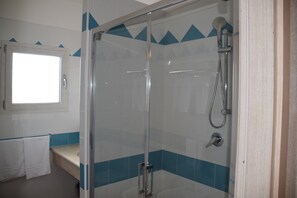 Appartement | Badkamer | Gratis toiletartikelen, een haardroger, een bidet, handdoeken