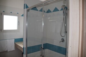 Apartamento | Baño | Artículos de higiene personal gratuitos, secador de pelo, bidé y toallas