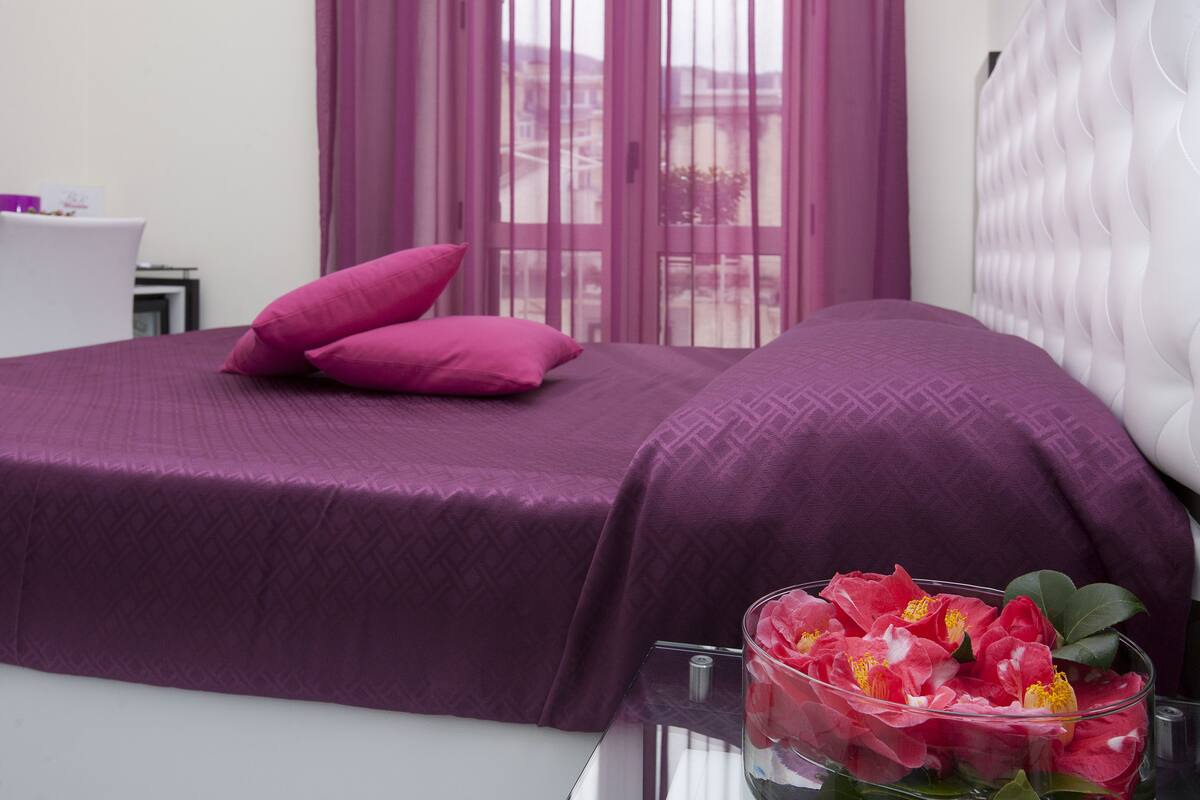Camera Comfort, edificio separato (Corso Italia 176) | Biancheria da letto di alta qualità, copriletto in piuma