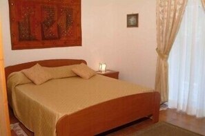 Desk, iron/ironing board, rollaway beds, WiFi