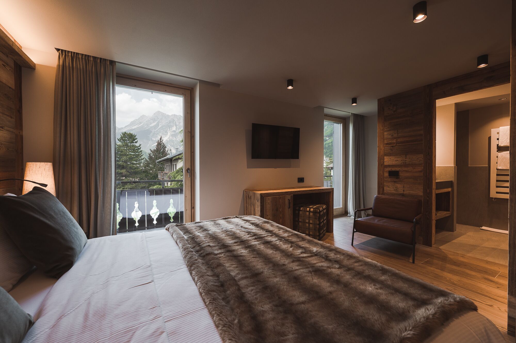 Habitación doble Confort | Minibar, caja de seguridad en la habitación y escritorio 