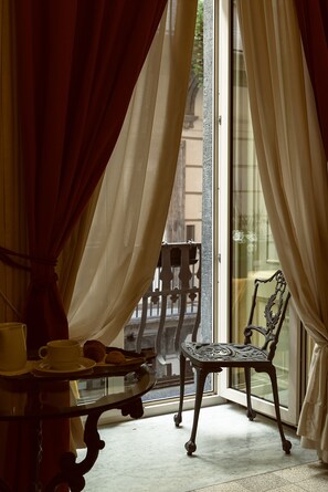 ห้องคลาสสิกดับเบิล, 1 ห้องนอน, ปลอดบุหรี่, ระเบียง | 1 ห้องนอน, เครื่องนอนระดับพรีเมียม, ผ้านวมขนเป็ด