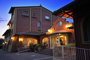 Front of property - evening/night - Hotel Borgo il Poeta (Santa Maria a Monte)