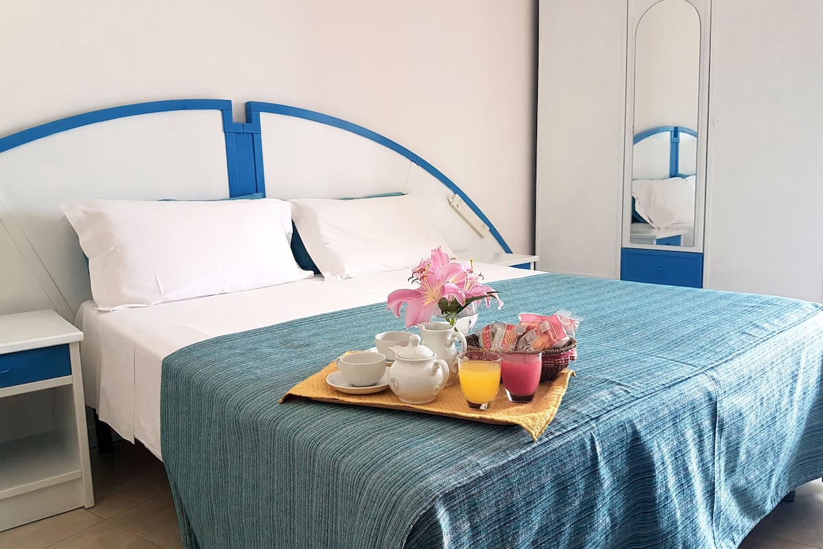 standard double room | minibar, in-room safe, desk, iron/ironing board